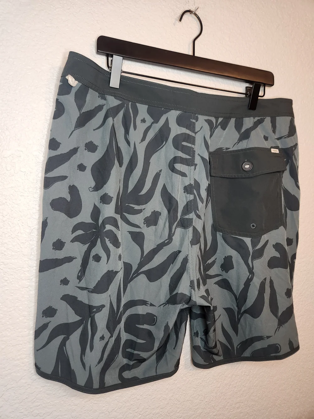 Vuori Men's Cruise Boardshorts featuring a blue hydrangea botanical size 36 V314